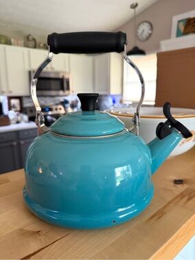 Le Creuset Enamel On Steel Water Tea Kettle 1.7 qt Caribbean